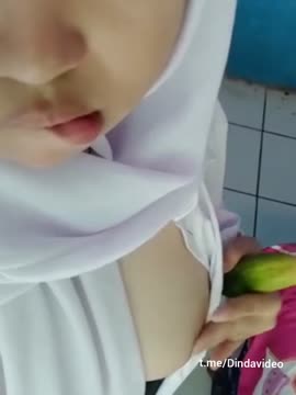 Tocil Pulang Sekolah Langsung Colmek Pakai Timun