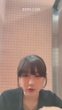 Bokep Indo 18歳の女子学生が公衆の面前で裸になって自慰行為をする