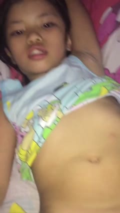 Di colmek atas ranjang