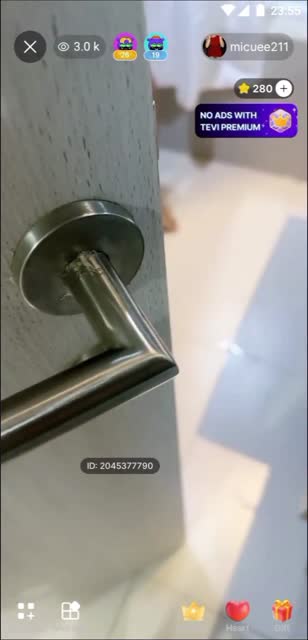 Micuee lagi ngapain di toilet