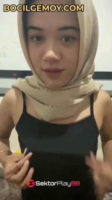 kerudung hitam emang menggoda