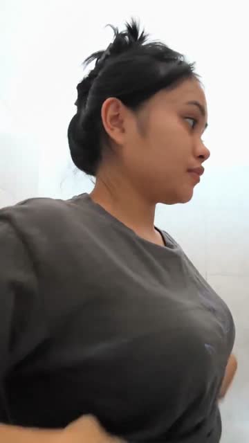 Pinjem kamar mandi temen buat ngirim pap ke ayang