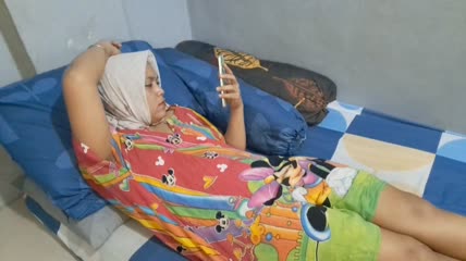 COM – [MbEWS0acTBZ] Bibi Berjilbab Lagi Chat Sama Suaminya Eh Ponakan Masuk Kamar Langsung Nyungsepin Pala Ke Selangkangan Bibi (480)