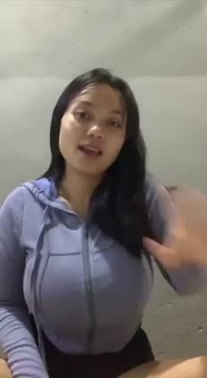 Bayangin kontol lu di kocokin pake tete Segede itu