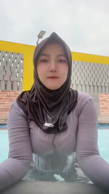 Tikachiu Eskin di Kolam Renang
