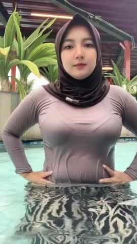 tika spil tt di kolam renang