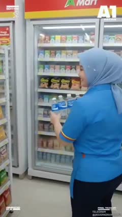 Petugas indomaret yang rajin