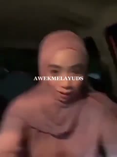 Hijab tobrut dalam mobil