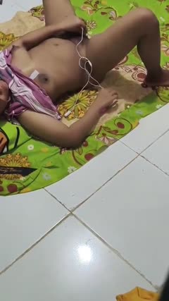 Ngintipin kaka ipar lagi enak sendirian