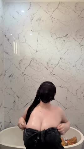 MANDI BARENG BERLIANA
