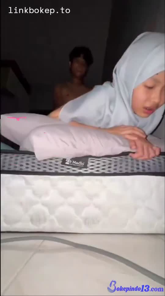 Bokep Indo Uhty_kecil_kliatan_nahan_banget