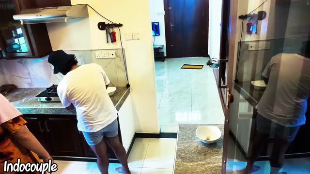 Adik berhijab memanggil saudari suami untuk memeriksa gas tidak bekerja Pasangan bulan madu nikmat di dapur feat Indo Couple Cheating Chubby Moaning Stockings Eating Pussy HD Porn