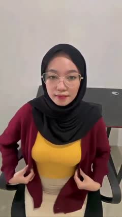 (1) hijab hitam kacamata montok