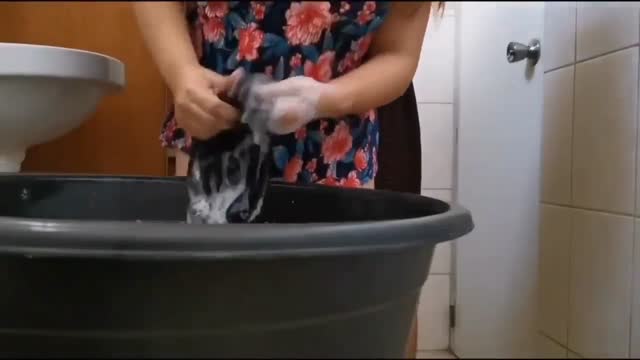 sambil nyuci baju