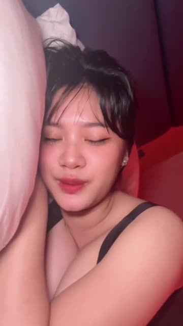 rambut pendek tanktop item