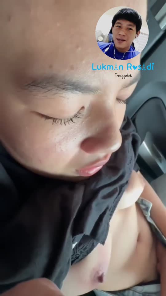 Dicolmekin tukang parkir di dalam mobil