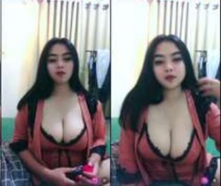 Belahan Dada Susianti Host Baru Cantik