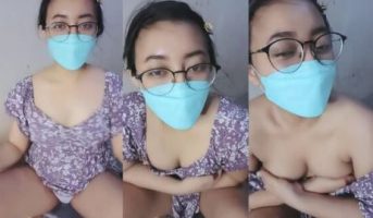Bii Livy Mahasiswi Lepas Beha Remas Buah Dadanya