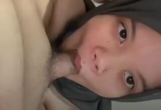 Dedek Jilbab Suka Emut Batang Mungil Punyaku