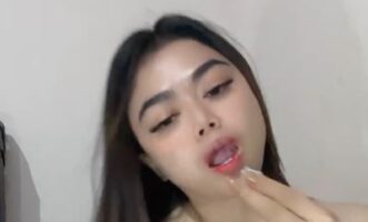 Gesekin Memek Pake Es Batu Cici Bintang Becek Ngangkang