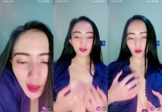 Kirana Host Cantik Remas-remas Buah Dada