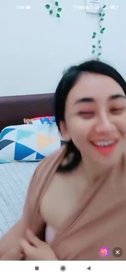 Mbeb Host Cantik Lepas Jilbab Pamer Belahan Dada
