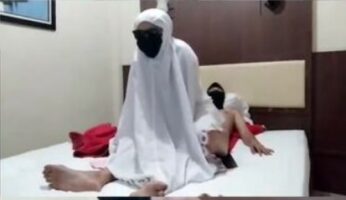 Ngentot Wanita Mukenah SofieEksib di Hotel