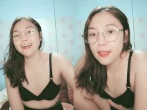 Telanjang Bulet Jembut Lebat Kakak Ria Mandi Live Show