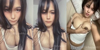 Cewek Pulen Pamerin Nenen dan Memeknya