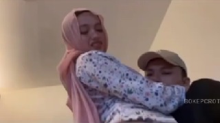 Jilbab Dapat Pujian Tidak Terbang