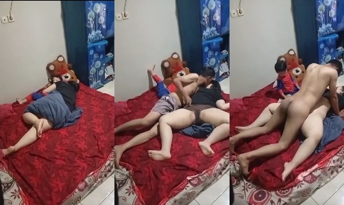 Indo – Pasutri Ngewe Disamping 4n4knya, Sudah Gak Kuat