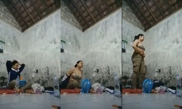 Bokepindo – Pulang Kerja Buka Baju Karena Gerah