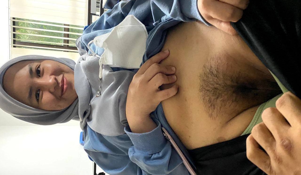 Indo Hijab Memamerkan Isi Dalam Celana