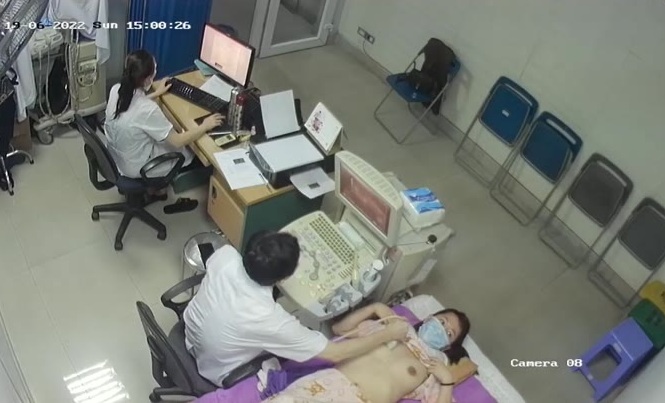 Dokter Periksa Payudara Pasien