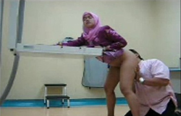 Pak Kumis Ngentot Sama Sekretaris Muda Berjilbab