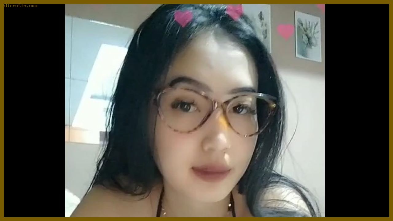 Selly Cewe Cantik Kacamata Colmek
