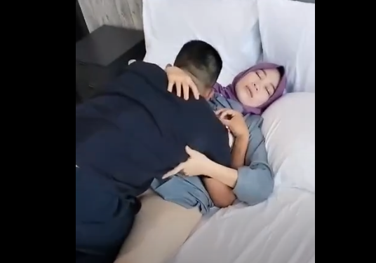 Tante Binor Jilbab Ungu Selingkuh Sama Satpam Komplek
