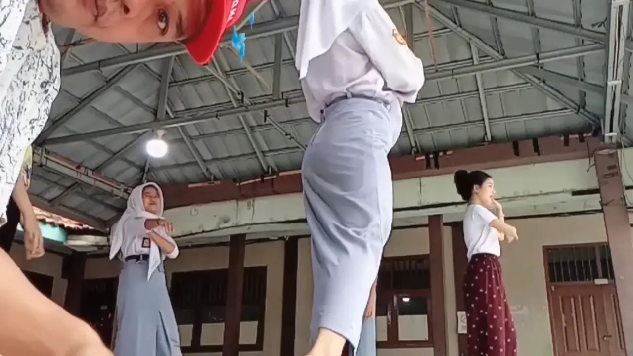 Berawal dari latihan tari guru penjas ajak salah satu siswi nya chek.in di serang viral