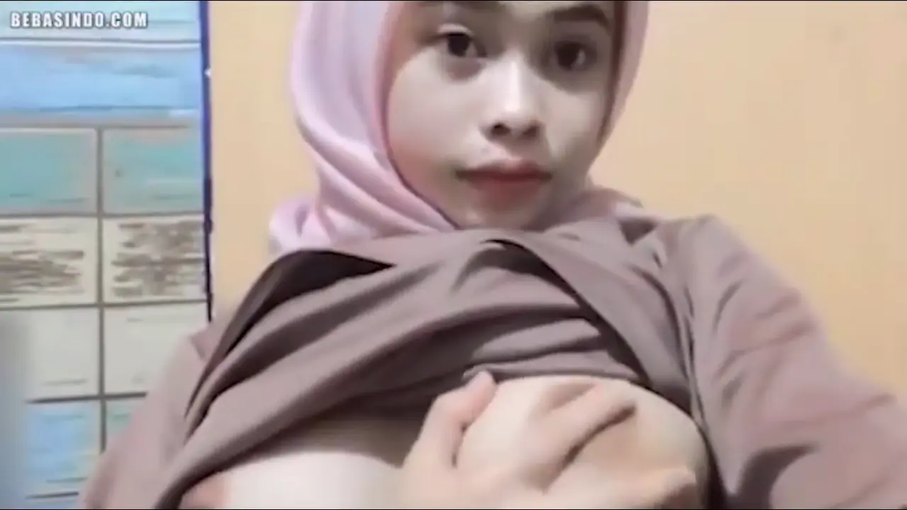 Indo Hijab Pink Cantik Pamer Tubuh Mulus