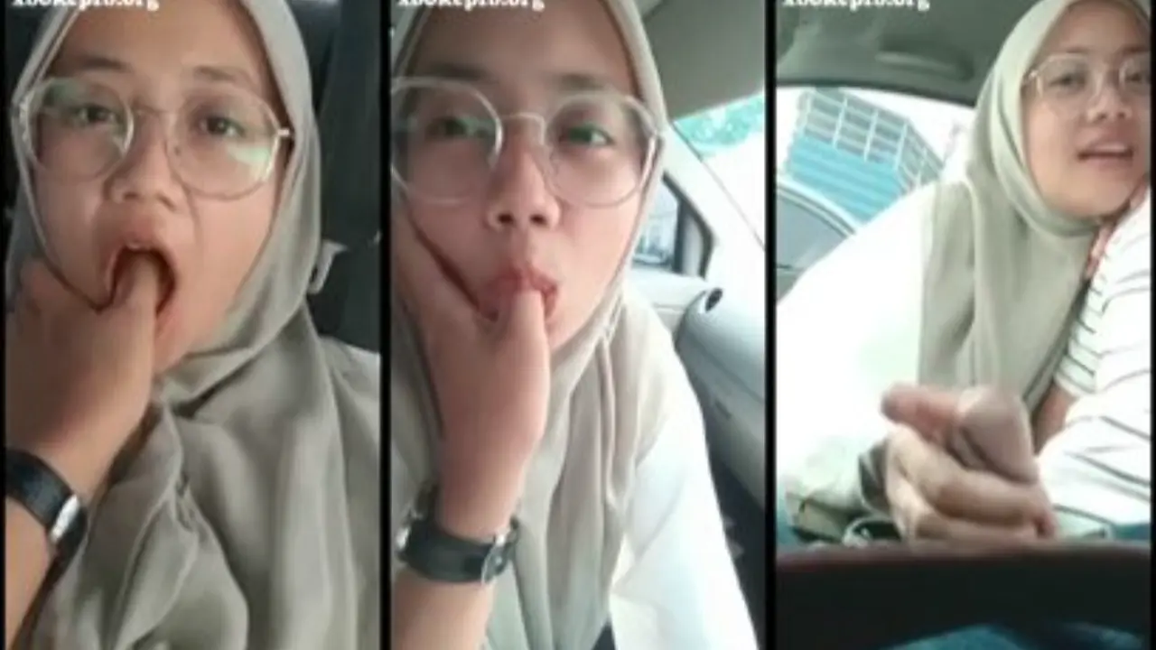 Malay Jilbab Sepong Dalam Mobil (240)