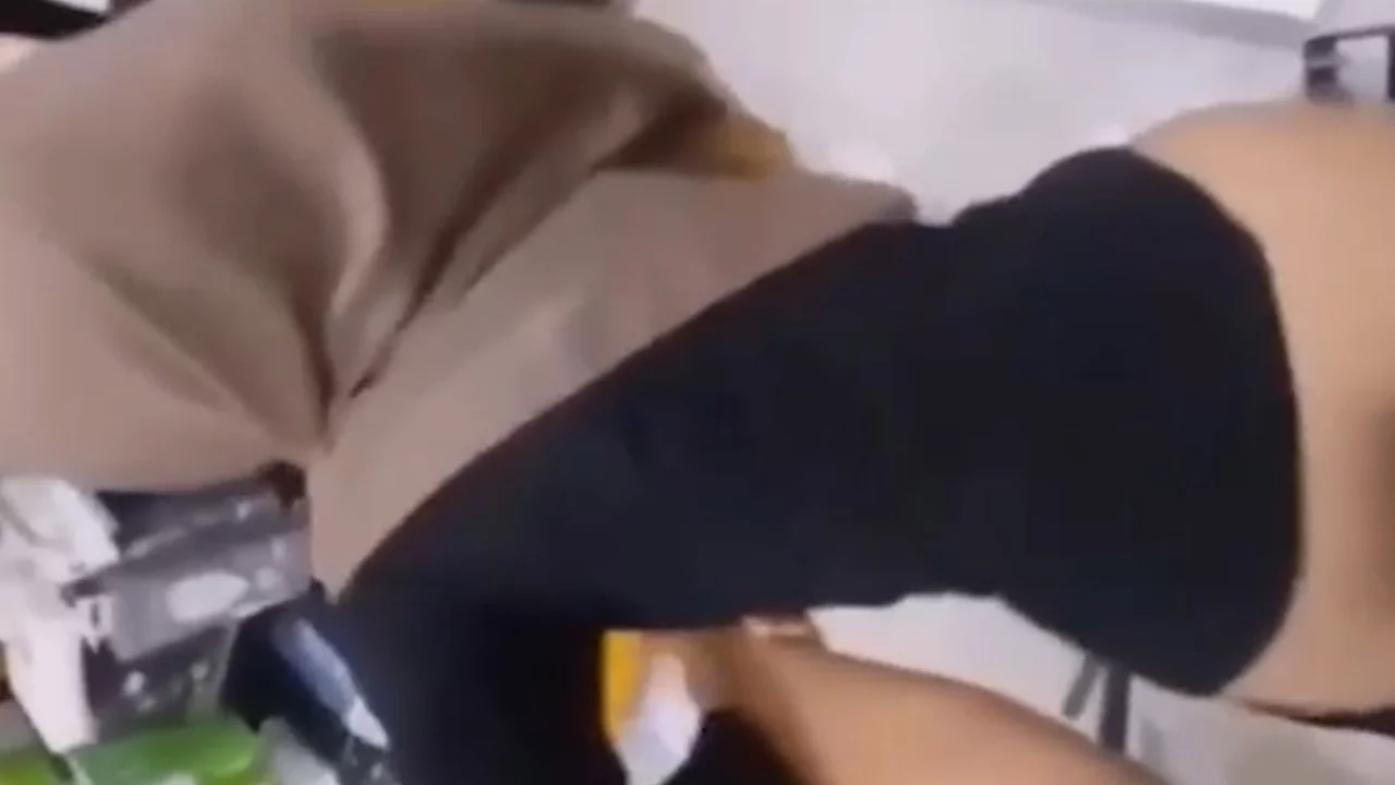 Sekretaris Berjilbab Ngentot di Kantor