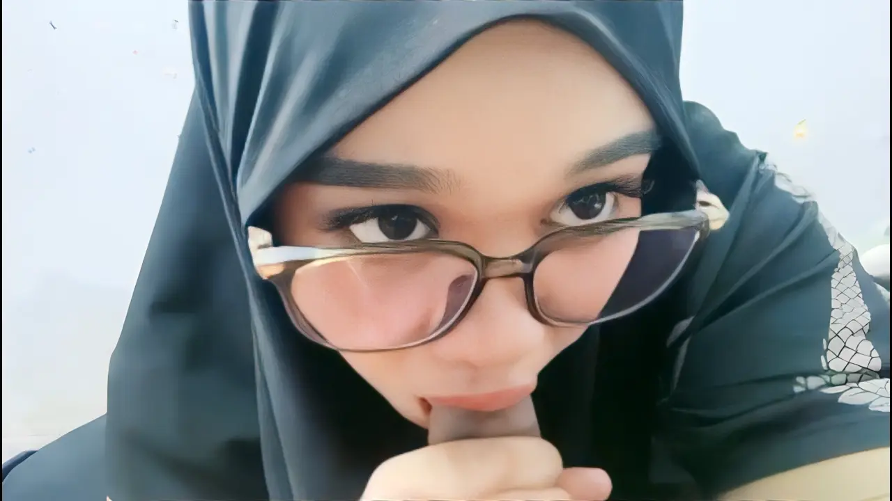 Disepong Tante Jilbab Kaca Mata