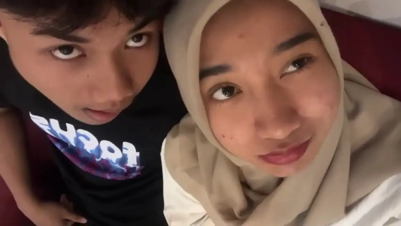 Enak nya nenen sama pacar temen sendiri