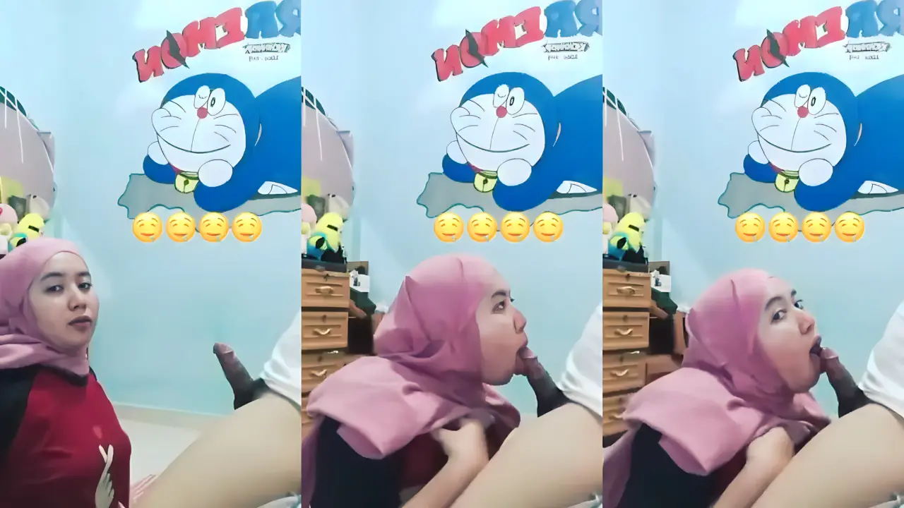 Gadis Malay Spong di depan stiker dinding Doraemon