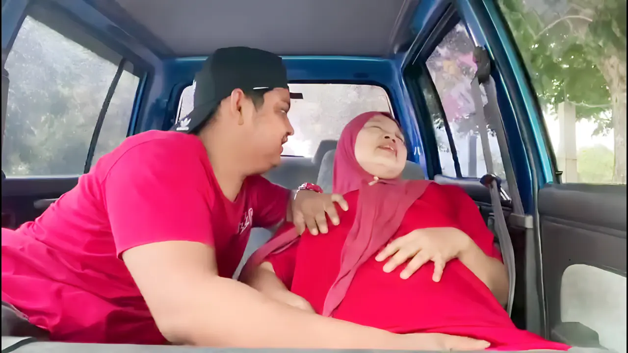 Ibu ibu STW ngentup dalem mobil