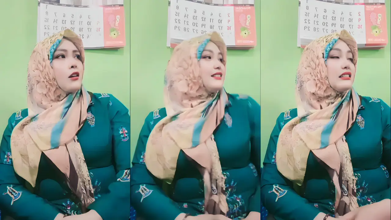 Live_bu_guru_asyik_ngobrol_gak_sadar_kancing_bajunya_hampir_terbuka(720p)