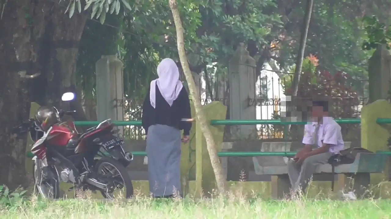 Ngintip abg masih pakek seragam mesum di bawah batang(1080p)