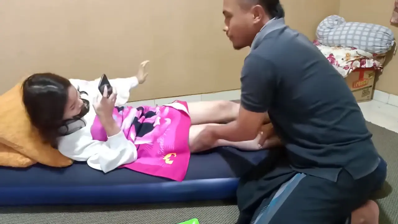 Pijat Kenikmatan Abg Di Obok² Bapak bapak tukang pijit