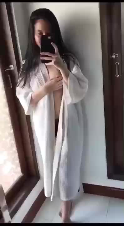 Cewe Pangkalan Lepas Handuk