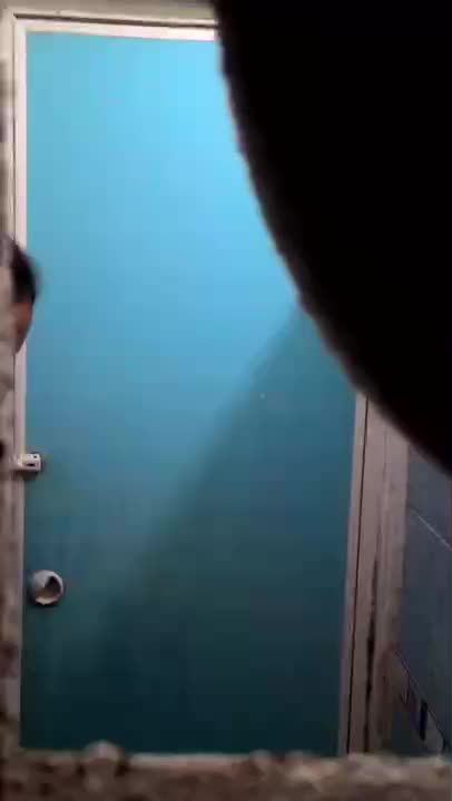 Indahnya Ngintip Adik Mandi Di Balik Pintu Biru